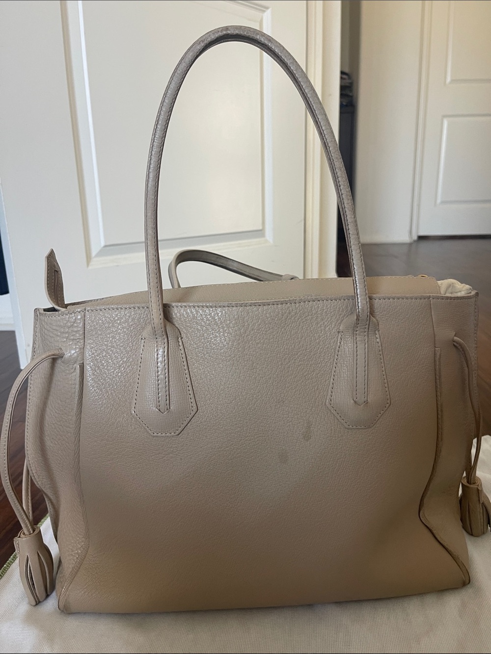 Longchamp Penelope Leather Tote with Tassel Charm Large size - Picture 10 of 17